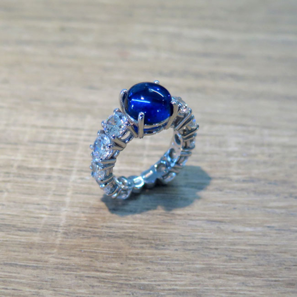 Anello donna eternity in argento 925 centro cabochon blu