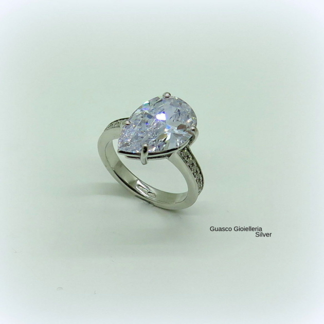 Anello in argento 925 goccia color diamante e gambo in zirconi