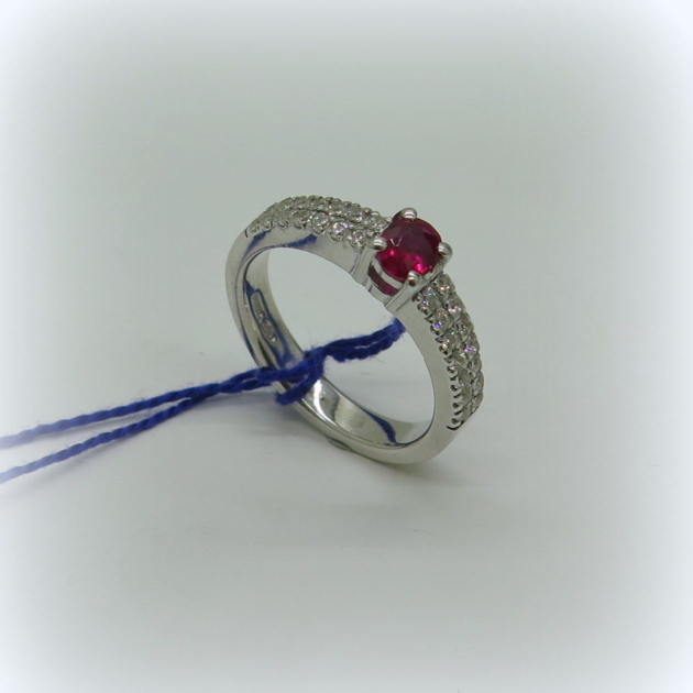 Anello fedina solitario colore rosso rubino