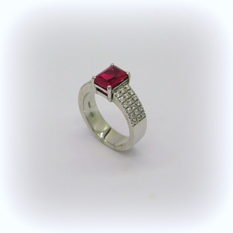 Anello fascia pietra rossa in argento 925 pavè zirconi