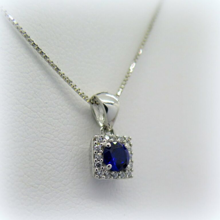 Collana ciondolo centro blu e contorno in oro 18 ct