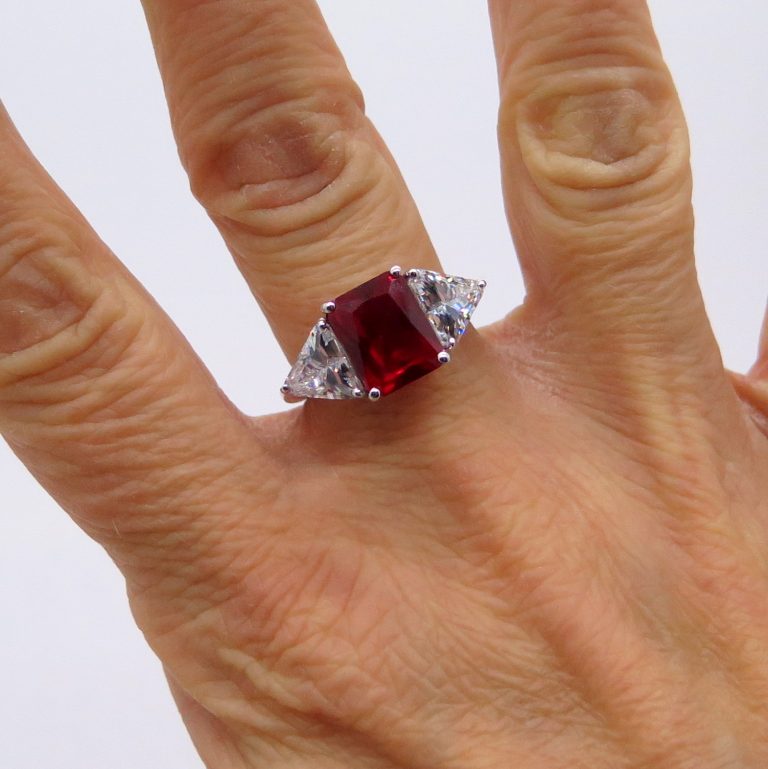 Anello centro pietra rossa in argento 925 e pietre triangolari