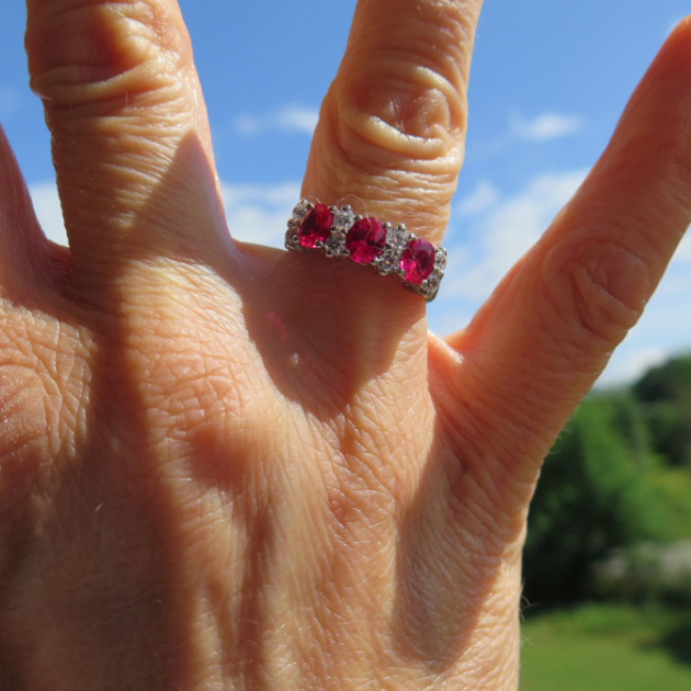 Anello classico in argento pietre rosse