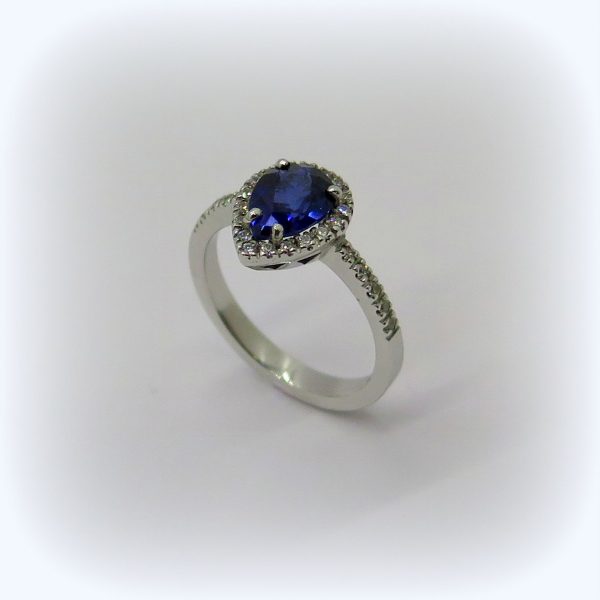 Anello in argento centro goccia blu contorno