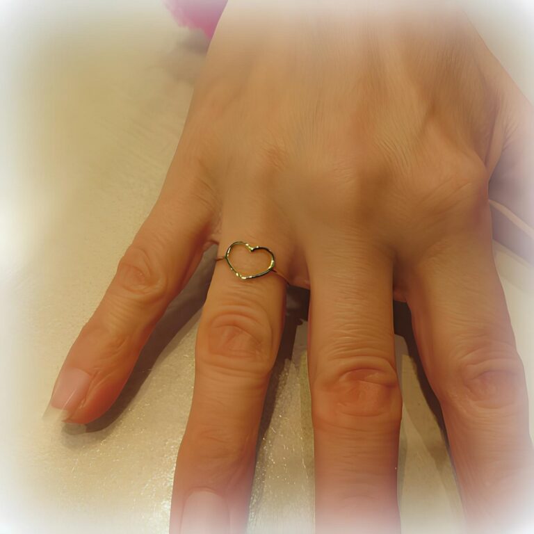 Anello cuore in oro giallo 18 ct