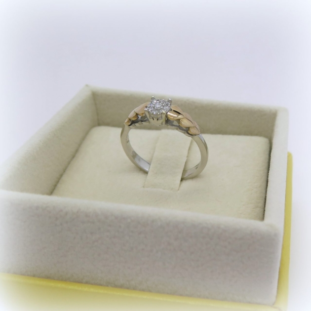 Anello solitario con cuori in oro 9 ct