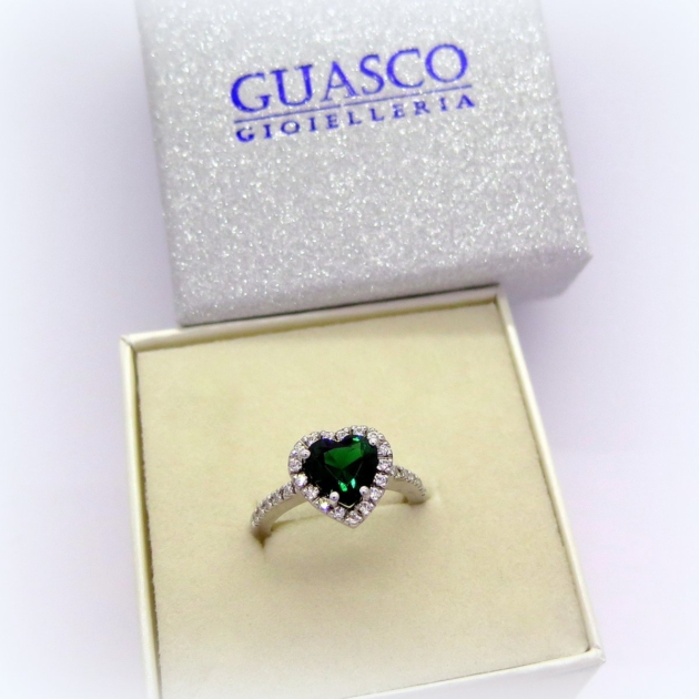 Anello cuore verde e contorno in argento 925