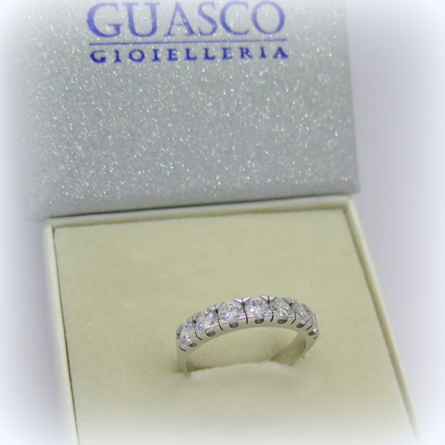 Anello riviera 7 pietre in oro bianco 18 ct e zirconi