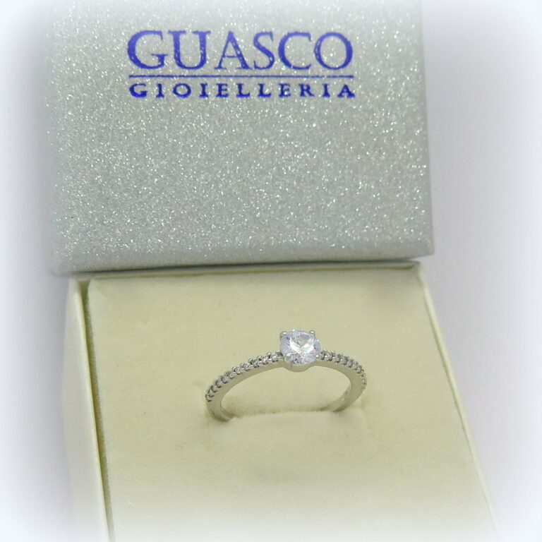 Anello solitario in oro bianco 18 ct