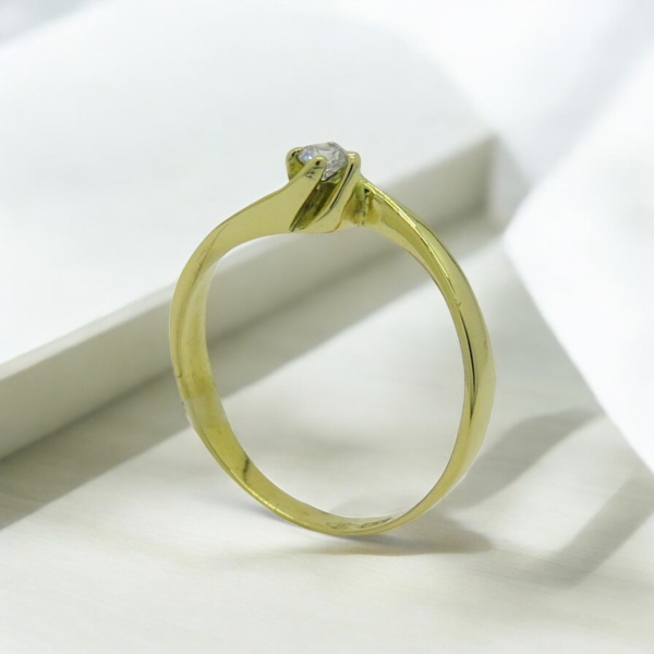 Anello solitario in oro giallo - immagine 2